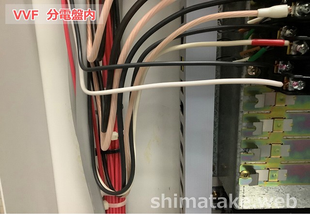 工場で設備の制御盤や分電盤によく使用される電線、ケーブルの種類 